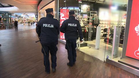 Policja pilnuje przestrzegania obostrzeń w centrach handlowych