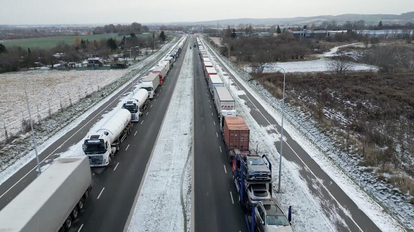 Przewoźnicy i rolnicy zaostrzają protest na granicy z Ukrainą. Zablokowali kolejne przejścia