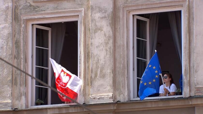 Eurobarometr: większość Polaków popiera działania Brukseli na rzecz demokracji i praworządności