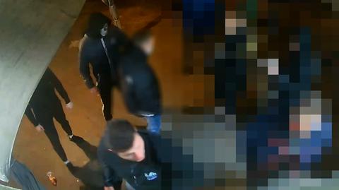 Grupa młodych osób zaatakowana przed barem. Policja publikuje nagranie i szuka sprawców