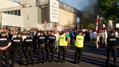 28.05.2017 | Manifestacje za i przeciw "Klątwie". Dyrektor teatru nie chce zdjąć sztuki z afisza