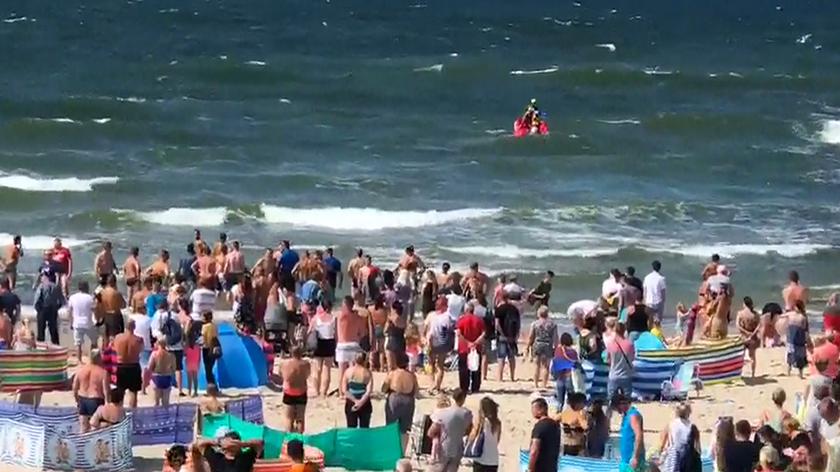 15.08.2018 | Troje dzieci porwała fala w Darłówku, morze wyrzuciło jedno. 14-latek zmarł