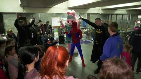 29.03.2022 | Superbohaterowie odwiedzają dzieci w metrze w Charkowie, które służy za schron