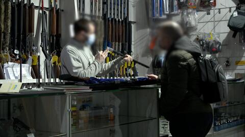 21.03.2022 | We Lwowie ustawiają się kolejki do sklepów z bronią. "Jest wojna. Chcę się móc bronić"