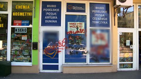 Pomalowane drzwi biura posłów PO. Posłowie PiS potępiają atak