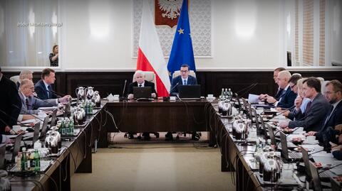 Wicepremier Kaczyński obok premiera u szczytu stołu. PiS przed wyborami zamiata afery pod dywan
