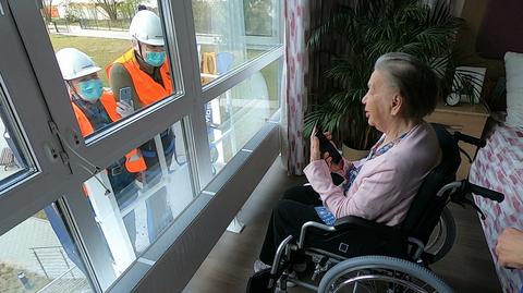 28.04.2020 | Przez szybę i na podnośniku. Dom opieki zapewnił podopiecznym spotkania z bliskimi