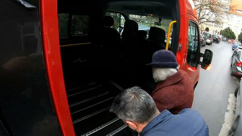 W eskorcie straży, specjalnym transportem. Gminy pomagają seniorom dotrzeć na szczepienia