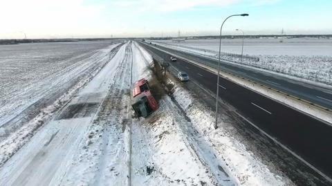 "Silny wiatr i intensywne opady śniegu". Fatalne warunki na drogach