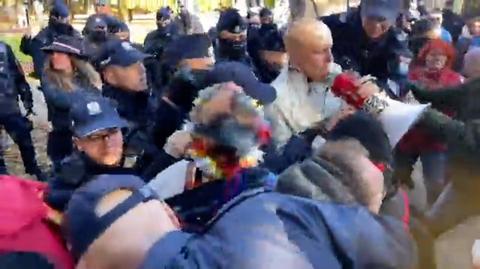 11.10.2022 | Miesięcznica smoleńska. Policja od razu obezwładniła demonstranta, który chciał użyć megafonu