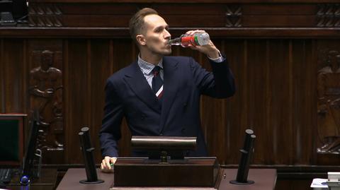 29.10.2021 | Poseł Konfederacji napił się z butelki wódki na mównicy sejmowej
