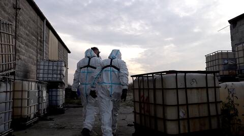 Nielegalne składowiska, a na nich tysiące pojemników z chemikaliami. Dziennikarze TVN24 prześwietlili proceder obrotu nielegalnymi odpadami