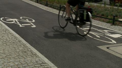 Rowerzyści na chodnikach. O czym muszą pamiętać?