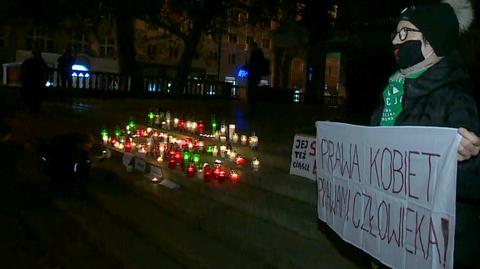 "Ani jednej więcej". Manifestacje po śmierci ciężarnej 30-latki