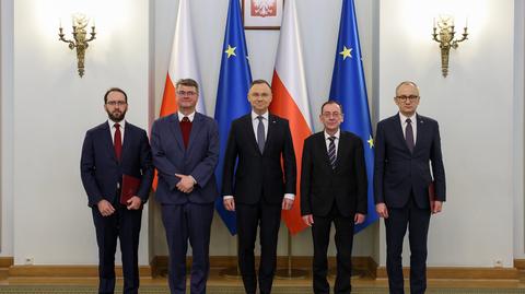 Mariusz Kamiński i Maciej Wąsik pozowali do zdjęcia z prezydentem, gdy szukała ich policja