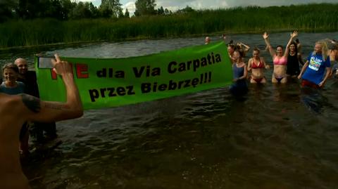 Mokry protest w Goniądz. "Nie dla Via Carpatii przez Biebrzę"