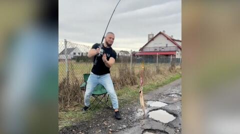 Mieszkaniec Leszna łowił ryby w dziurach w ulicy, żeby zwrócić uwagę na jej stan