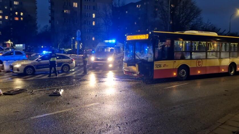 Zderzenie autobusu z taksówką w Warszawie. Nie żyje 85-letni kierowca