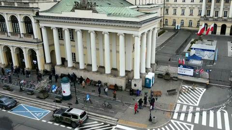 02.05.2021 | Tłumy chętnych przed punktami mimo złej pogody. Zainteresowanie akcją szczepień nie maleje
