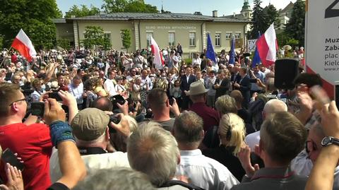 Uściski dłoni i skracanie dystansu na spotkaniach wyborczych. "Ryzykowne zachowanie"