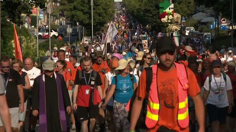 15.08.2021 | "Przeszliśmy ponad 200 kilometrów". Pielgrzymki dotarły na Jasną Górę (wideo archiwalne)