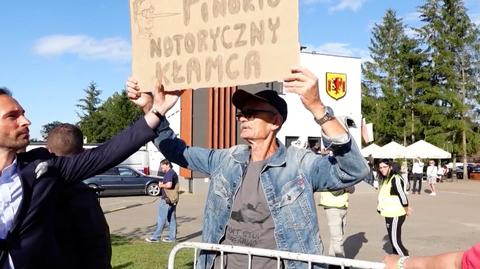 10.07.2022 | Mieszkaniec Rypina przyszedł na spotkanie z Morawieckim, burmistrz wyrwał mu transparent