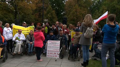 Protest niepełnosprawnych przed KPRM. Walczą o 500 złotych bez kryterium