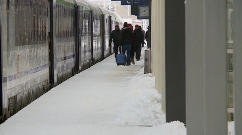 Odwołane loty, opóźnione pociągi, korki na drogach. Śnieżyca sparaliżowała część Polski