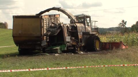 31.08.2018 | Kombajn zahaczył o linię wysokiego napięcia, dwie osoby spłonęły