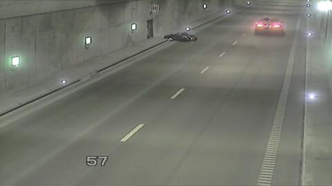 11.10.2018 | Motocyklista wywrócił się w tunelu, kierowcy aut nie zareagowali
