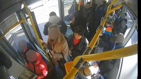 Zwróciła uwagę kobiecie na brak maseczki, została uderzona w twarz. Policja poszukuje pasażerki autobusu