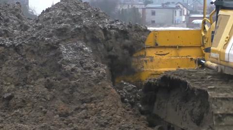 Skażona ziemia trafiła w okolice domów. Są wyniki kontroli