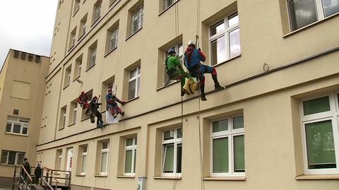 W strojach superbohaterów myją okna szpitali. "Robimy to dla dzieciaków"