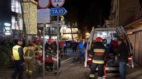 21.12.2019 | Dwie osoby poszkodowane przez choinkę na Krupówkach. "Strzeliła jedna lina"