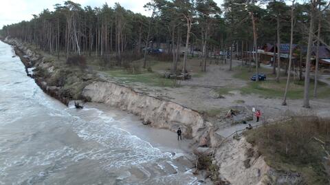 W Lubiatowie morze pochłonęło plażę i uszkodziło klif. To skutek silnego sztormu nad Bałtykiem
