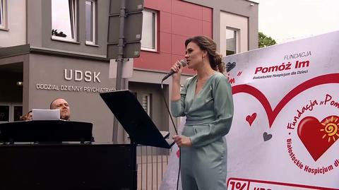 "Dziękuję, mamo, za troskę w oczach". Wyjątkowy koncert przed kliniką dziecięcej onkologii