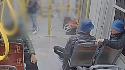Wypchnęli z tramwaju niepełnosprawnego mężczyznę.  Policja opublikowała wizerunek sprawców