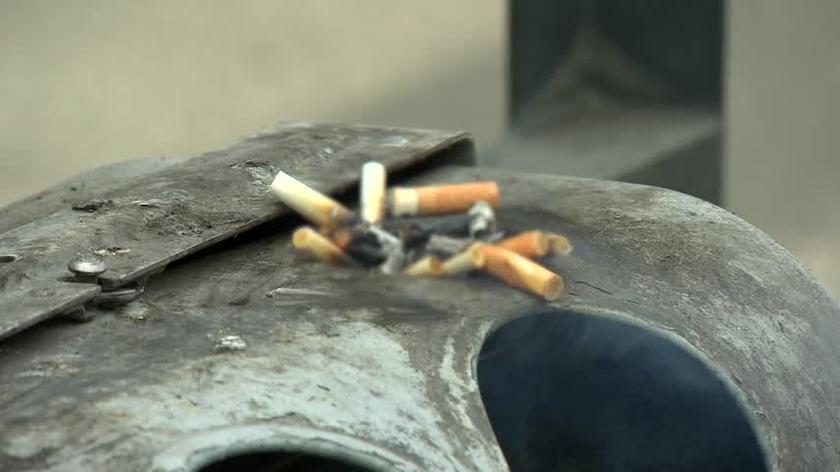 Coraz więcej Polaków sięga po papierosy. "Ponad połowa licealistów już miała za sobą inicjację palenia"