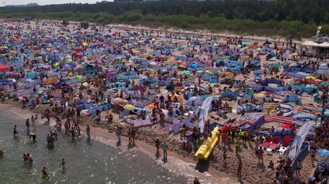31.07.2021 | Polska plaża nad Bałtykiem pełna parawanów. "Jestem przeciwny, ale mam"
