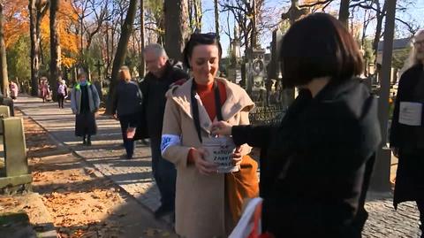 By remontować pomniki, albo na rzecz hospicjów. Na cmentarze wróciły tradycyjne kwesty