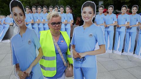 Protest pielęgniarek i położnych przed Sejmem. Ustawiły tekturową armię