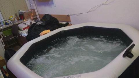 26.01.2020 | "Kreatywność" studenta z AGH. W pokoju umieścił dmuchane jacuzzi