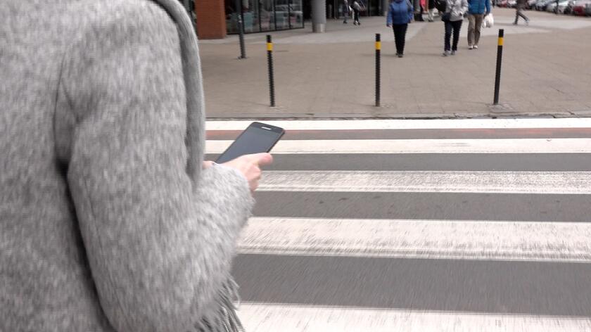 Kary dla pieszych za używanie telefonu na pasach? MSWiA nie wyklucza