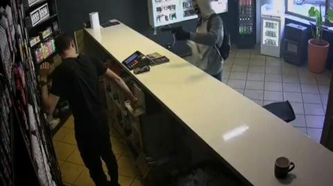 Napad na sklep w Legnicy. Prośba o pomoc w ujęciu sprawcy i nagroda: 5000 złotych