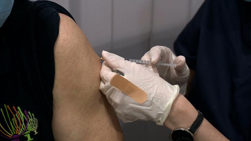 13.12.2021 | Czy szczepienia na COVID-19 powinny być obowiązkowe? Sondaż dla "Faktów" TVN i TVN24