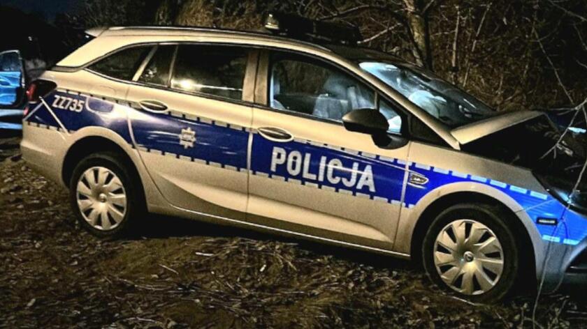 Koniec postępowania dyscyplinarnego w sprawie policjantów, którzy rozbili radiowóz na drzewie