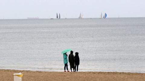 07.07.2019 | Plażowicze chodzą w kurtkach. Cieplej ma być dopiero po 17 lipca