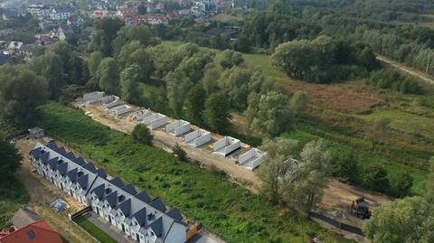 25.09.2020 | Nad morzem powstaje osiedle domków "przeciwdziałających COVID-19". "To jest samowola budowlana"