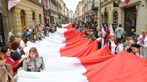 02.05.2018 | Najdłuższa, największa, najwyżej zawieszona. Polacy biorą swoją flagę w ręce i biją rekordy