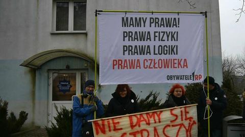 20.08.2018 | Protestował przed komisariatem i został oskarżony. Sąd: To jego obywatelskie prawo